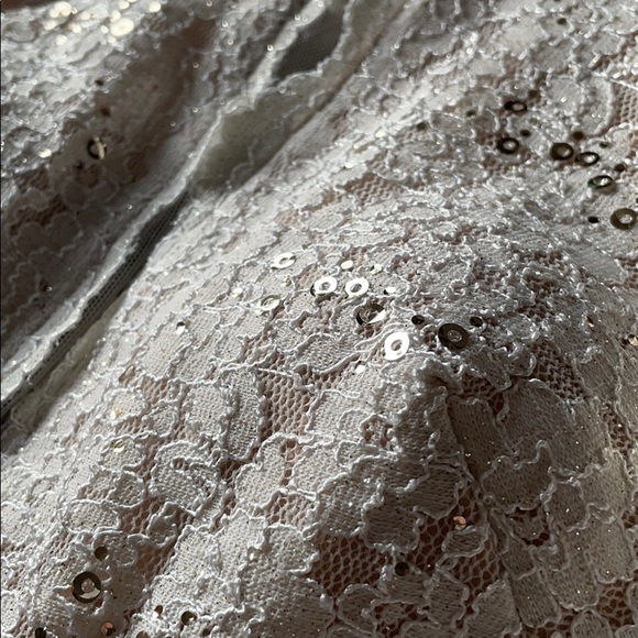 Form fitting midi dress - Picture 7 of 16